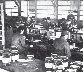 Phân xưởng sản xuất Rơ-le điện của Omron 1935