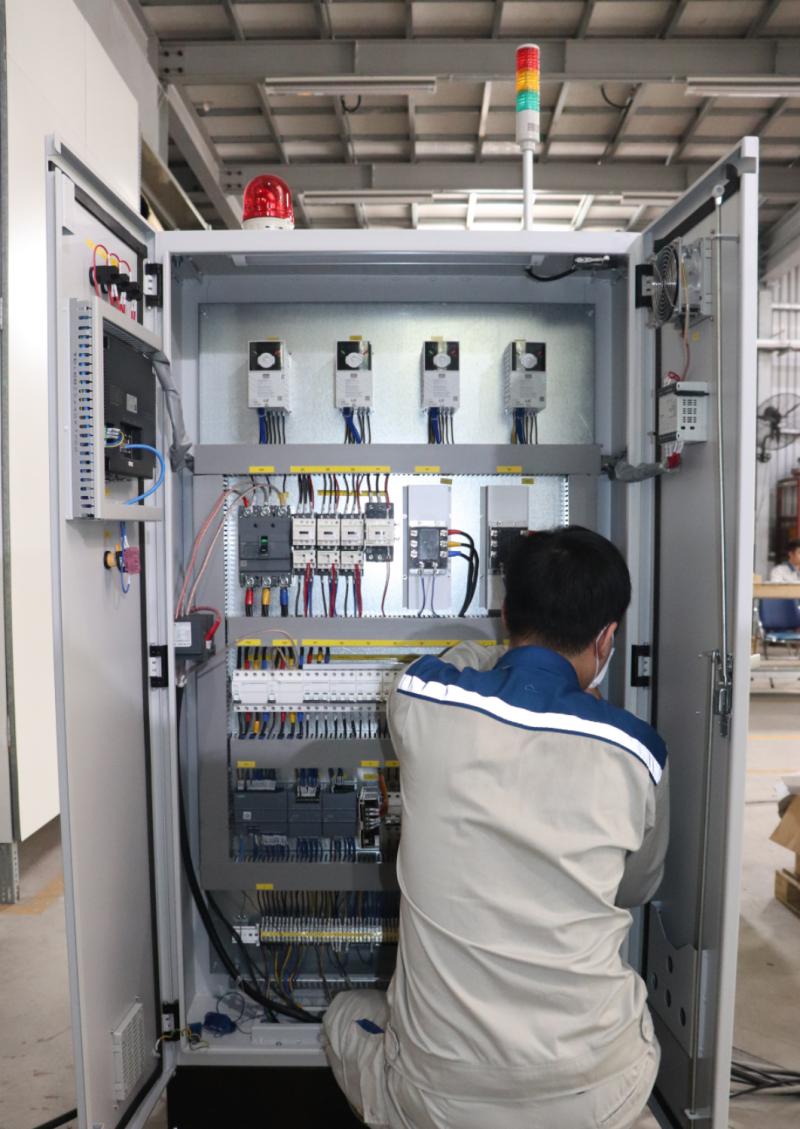 Kỹ sư Bảo An lắp ráp tủ điện cho hệ thống lò lưu hóa cao su