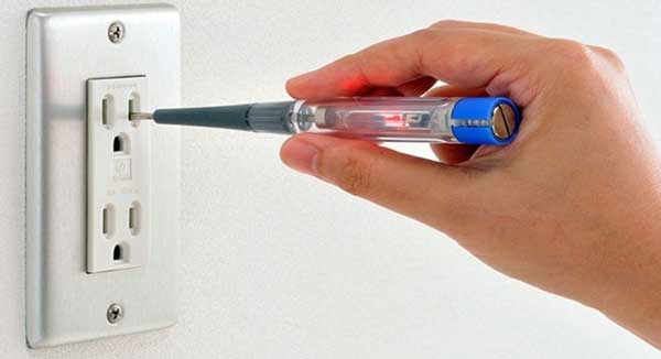 Sử dụng bút thử điện để kiểm tra dòng điện xoay chiều