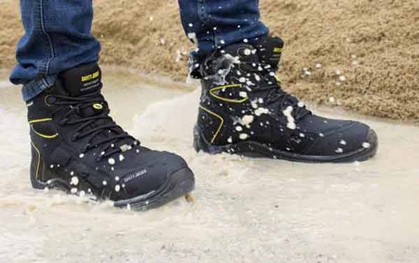 Vì sao cần phải sử dụng giày bảo hộ chống nước?